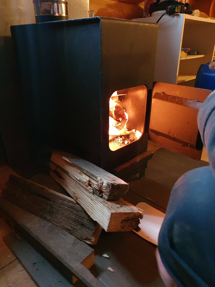 Первая затопка печки. Печка хоть и куплена на авито с рук - оказалась абсолютно новой. у неё даже сажи внутри не было. Из-за этого кстати возникла проблема. Оказывается новую печь нужно обжигать предварительно на улице, а только потом устанавливать в доме.