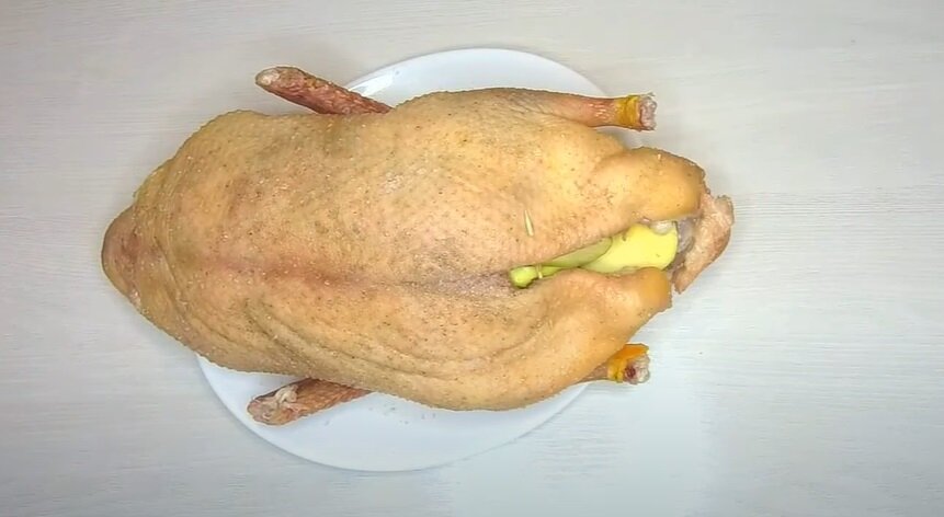 Гусь начиненный яблоком (фото из Ютуб)