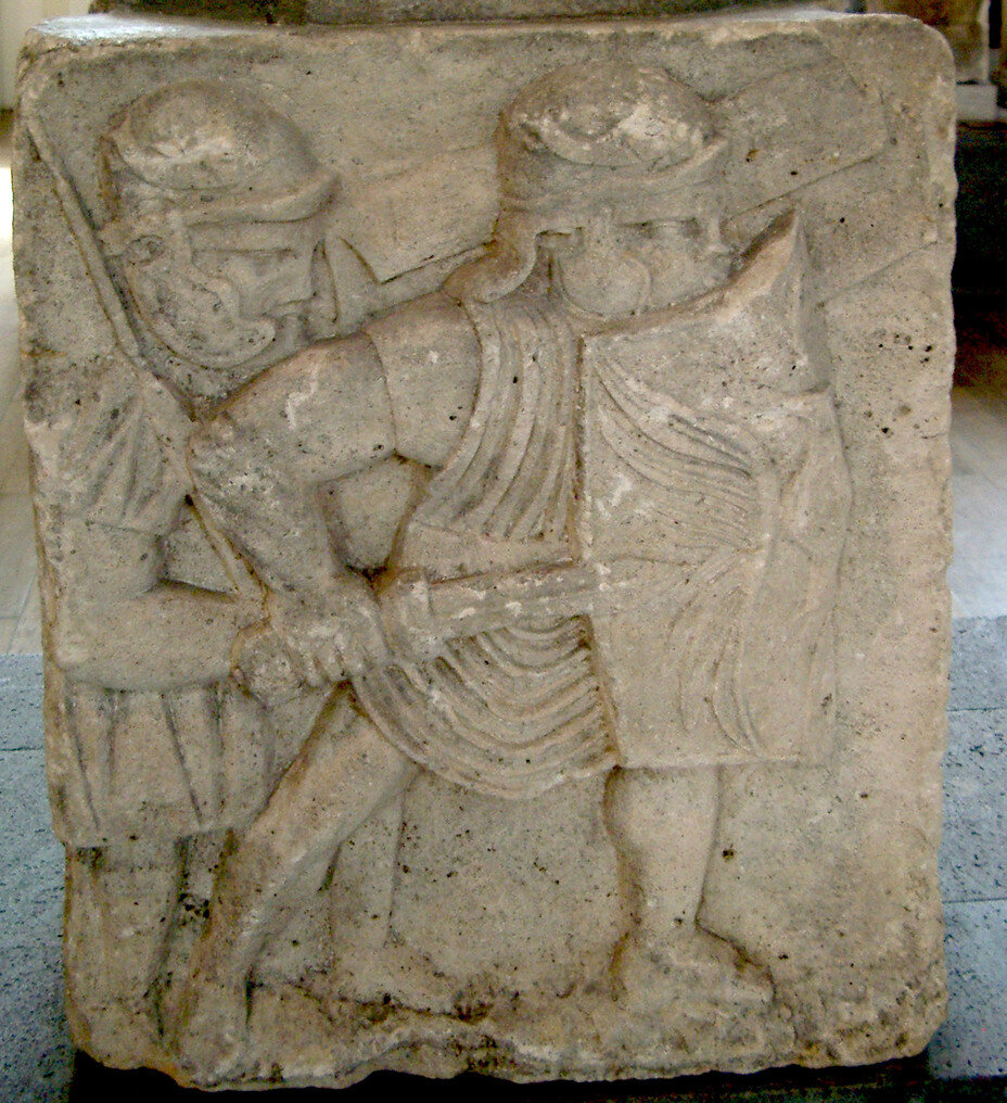  Основание колонны из Майнца с рельефным изображением римского легионера I в. н.э., носящего тунику поверх доспехов