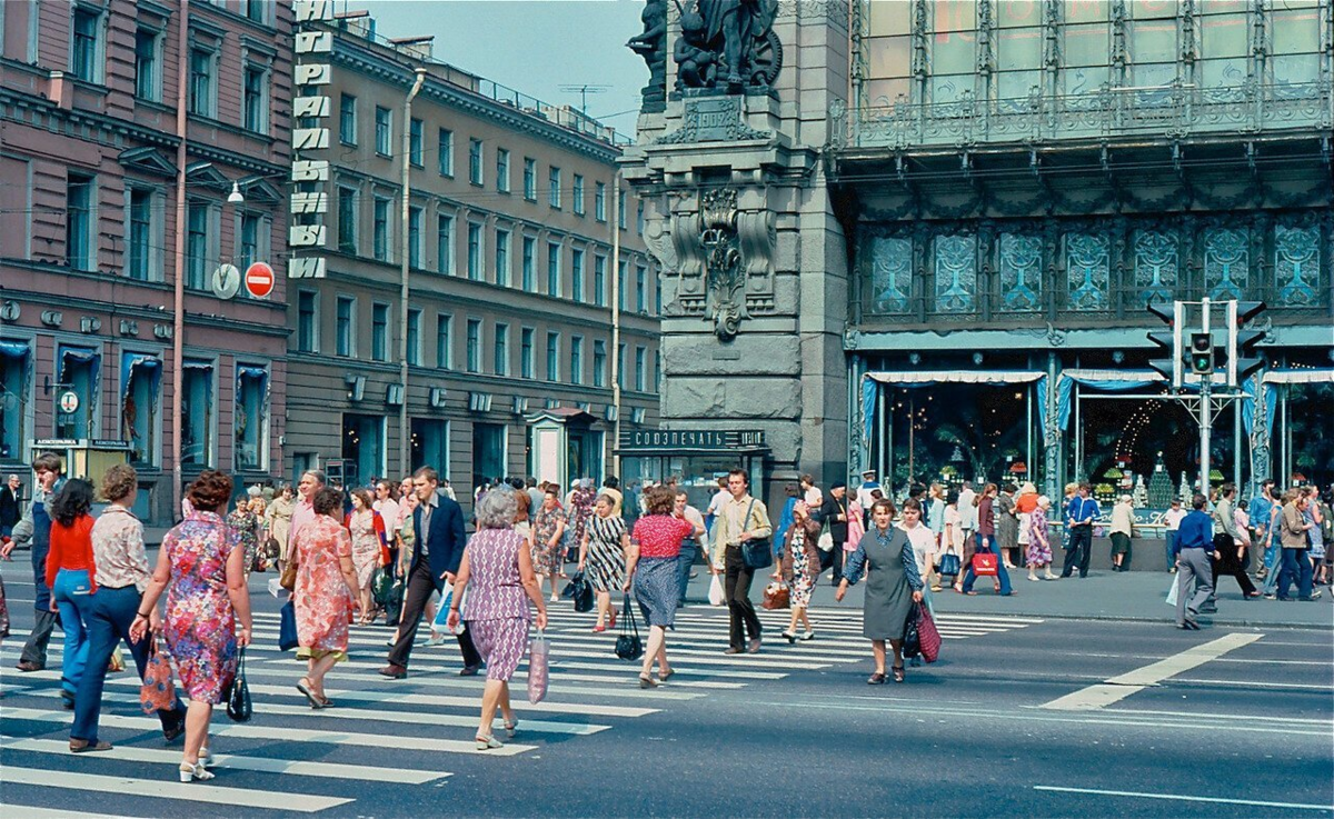 Мир в начале 1980 х. Невский проспект Ленинград 70-е. Ленинград Невский проспект 60-е годы. Невский проспект в 80-х. В СССР проспект Невский 1970.