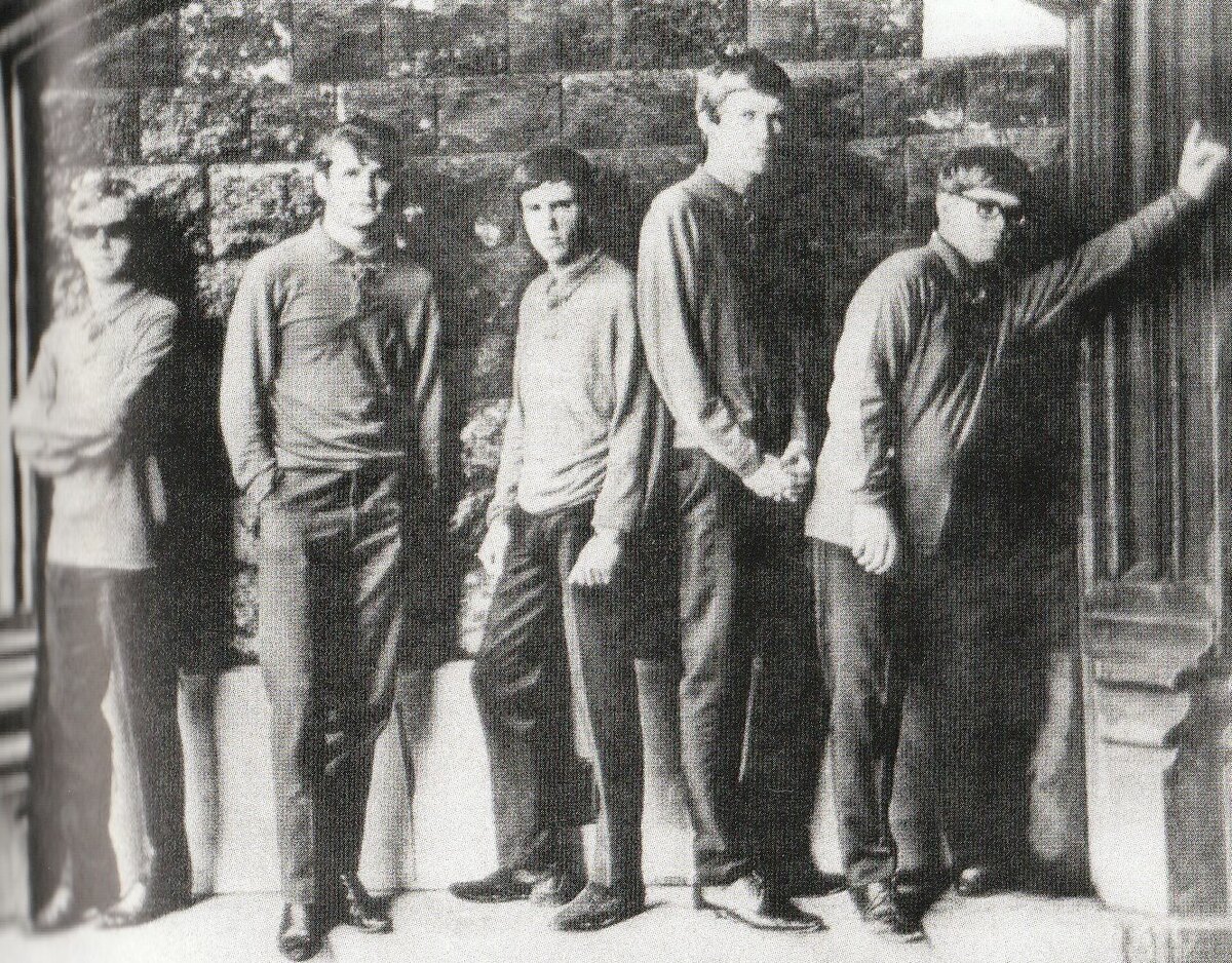 Фото с вкладыша из вышедшей пластинки "Come Back Baby", 1965 г. Элтон справа