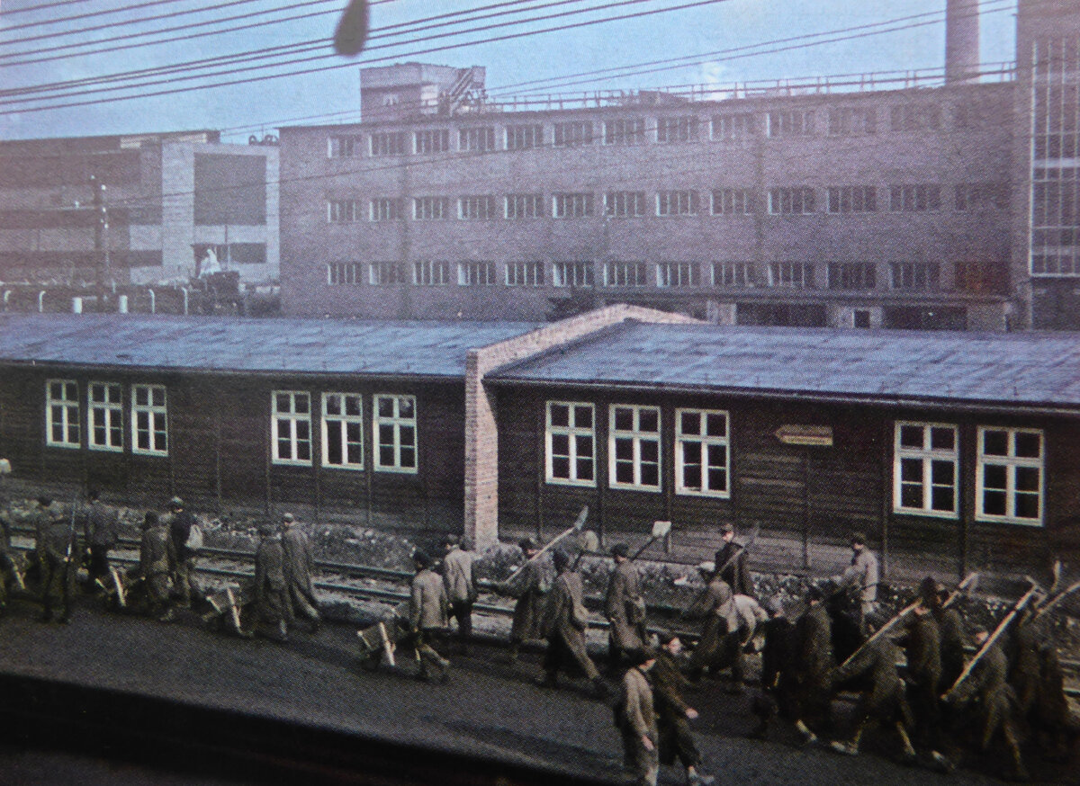 Русские военнопленные идут работать на завод "Рейхсверке Герман Геринг" - корпорацию которая принадлежала Герингу и паразитировала на насилии и оккупации Европы