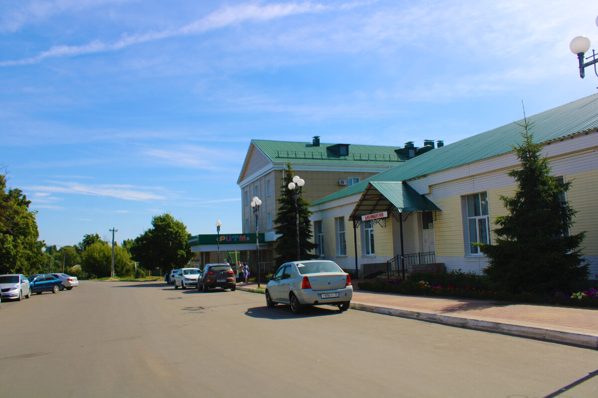 Ковер ручной работы 1968 года и бутылки Царской России 1882–1896 гг.  Небольшой, но уютный музей в поселке Анна | Под зонтиком | Дзен