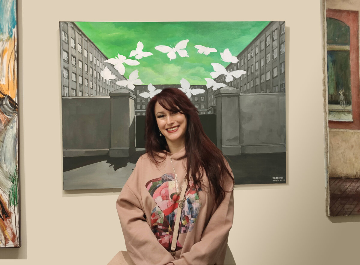 На фоне своей картины "Бабочек.нет"