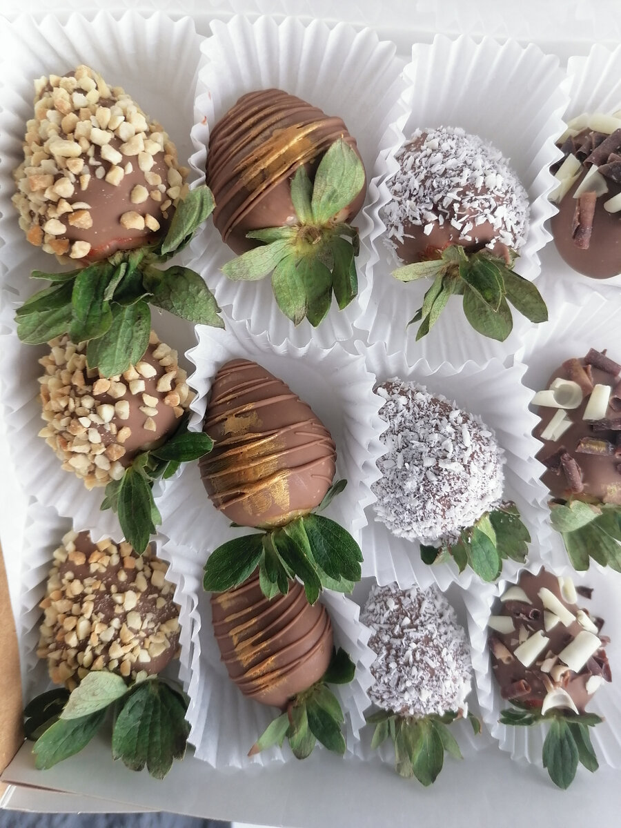 Клубнику в шоколаде можно подавать как самостоятельное блюдо или использовать для декора тортов, капкейков или пирожных.

Ингредиенты:
крупная клубника500 г
молочный (или черный) и белый шоколадпо 100 г
мак1 ч. л.
кокосовая стружка1 ч. л.
орехигорсть
посыпка кондитерская1 ч. л.
