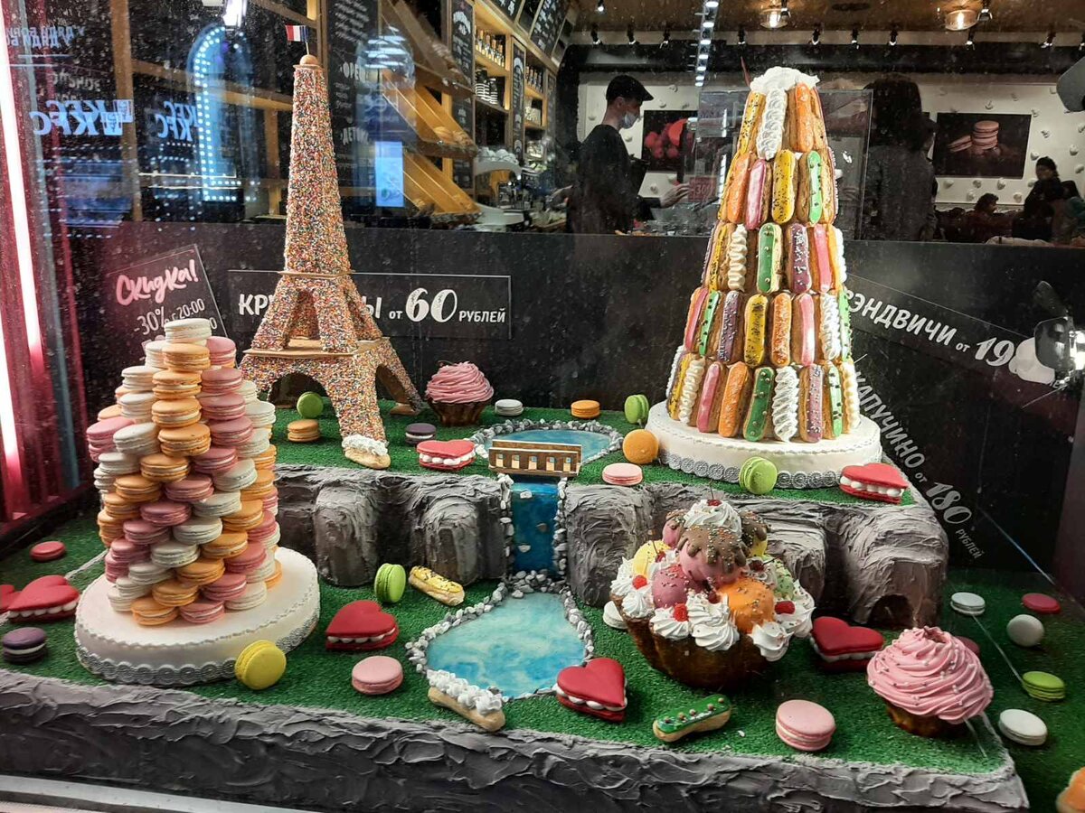 Очень съедобная витрина в кафе в центре Москвы