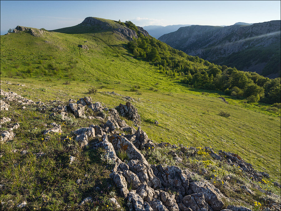 Гора Лапата-Хая (1091 м) над ущельем Чигенитра