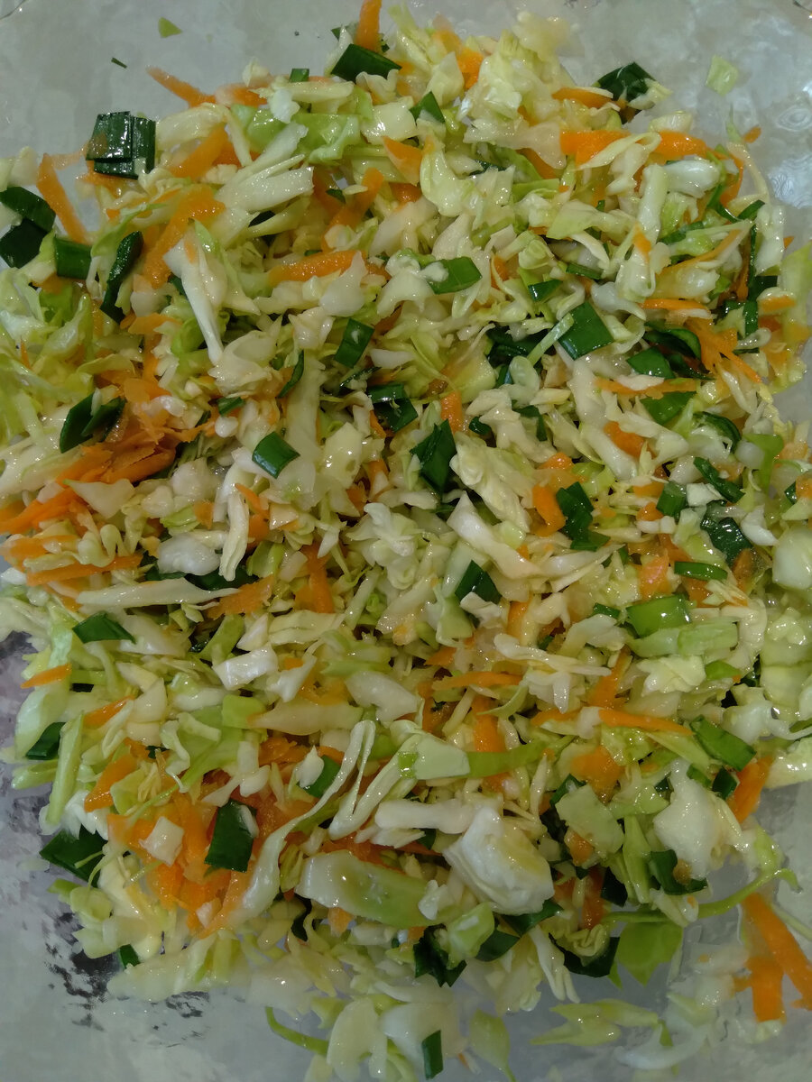 Салат со свежей капустой.