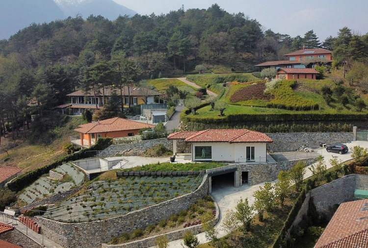 Вид на комплекс зданий виллы Владимира Соловьева у озера Комо, Италия. 