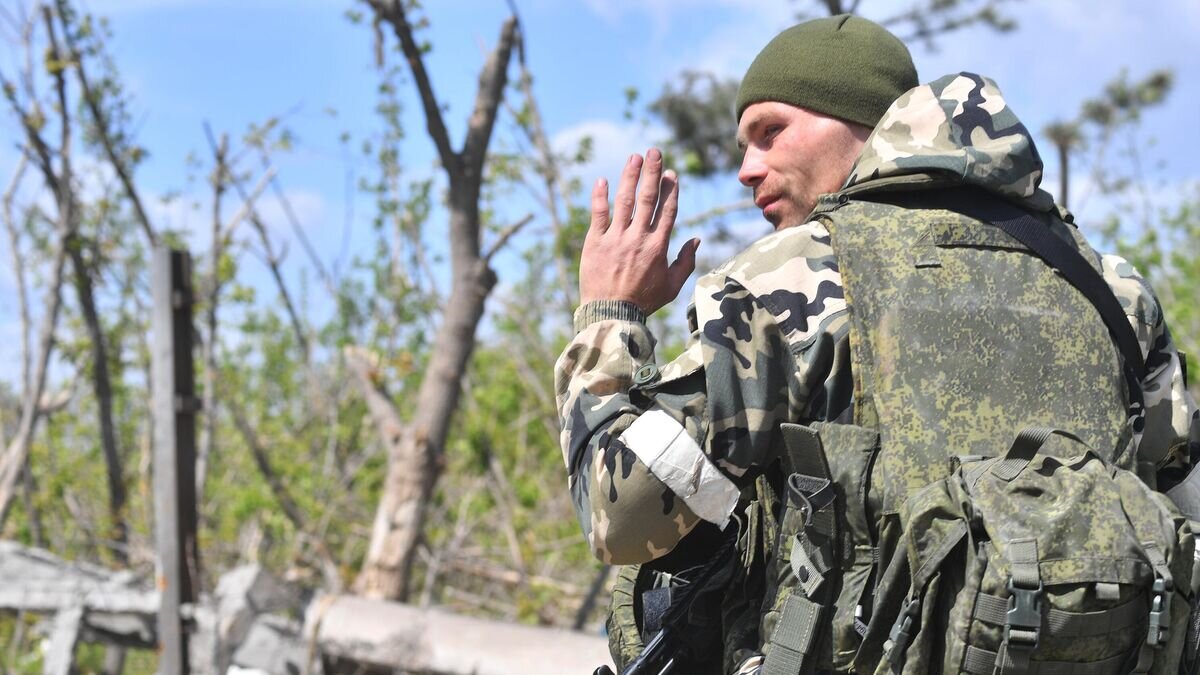    Военнослужащий народной милиции ДНР в районе металлургического комбината "Азовсталь" в Мариуполе© РИА Новости / Алексей Куденко