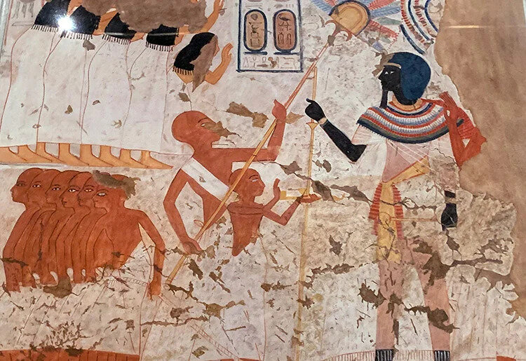 Сцена со статуей Тутмоса I, он изображен в символическом черном цвете обожествления, черный цвет также символизирует возрождение
