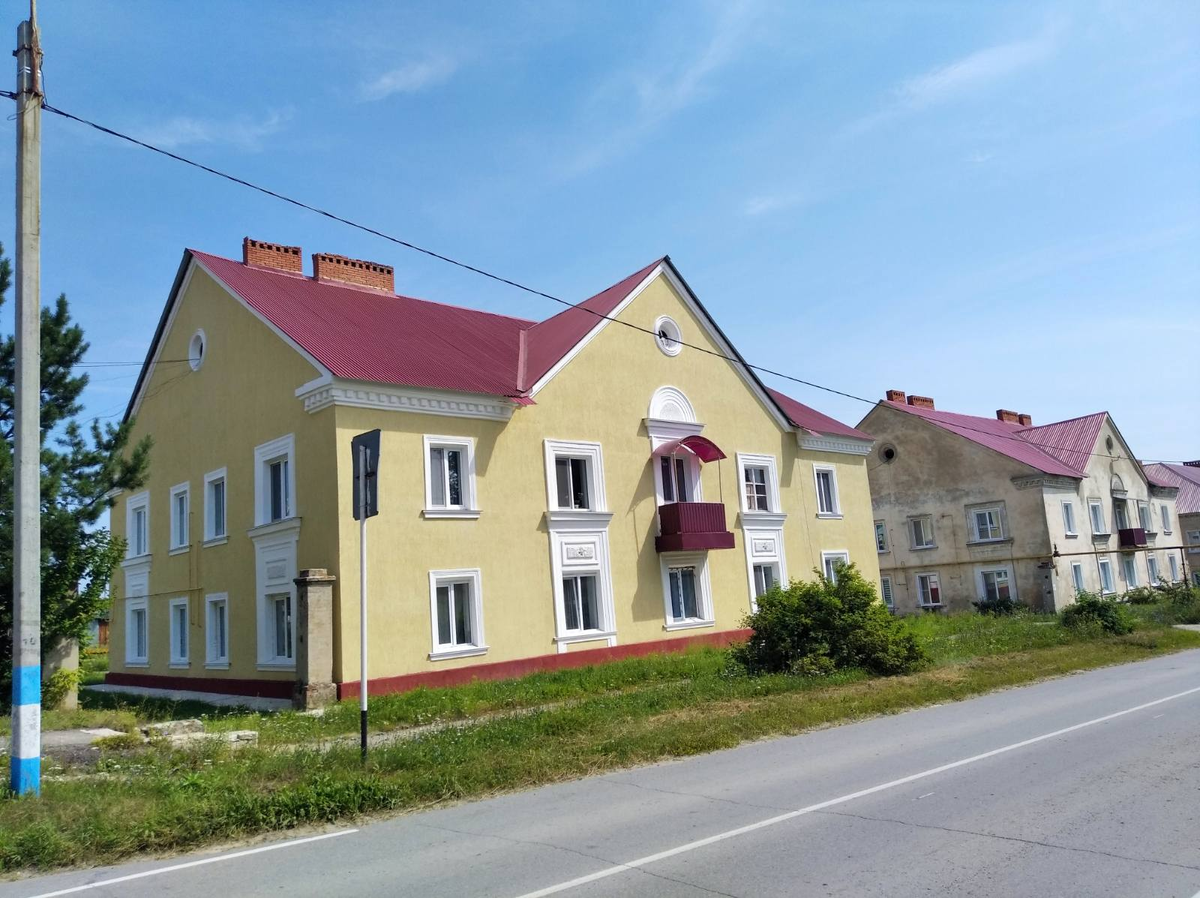 Все аккуратно оштукатурено хорошими материалами, весь декор дома сохранен. Можете сравнить со зданием на заднем плане - как было до ремонта