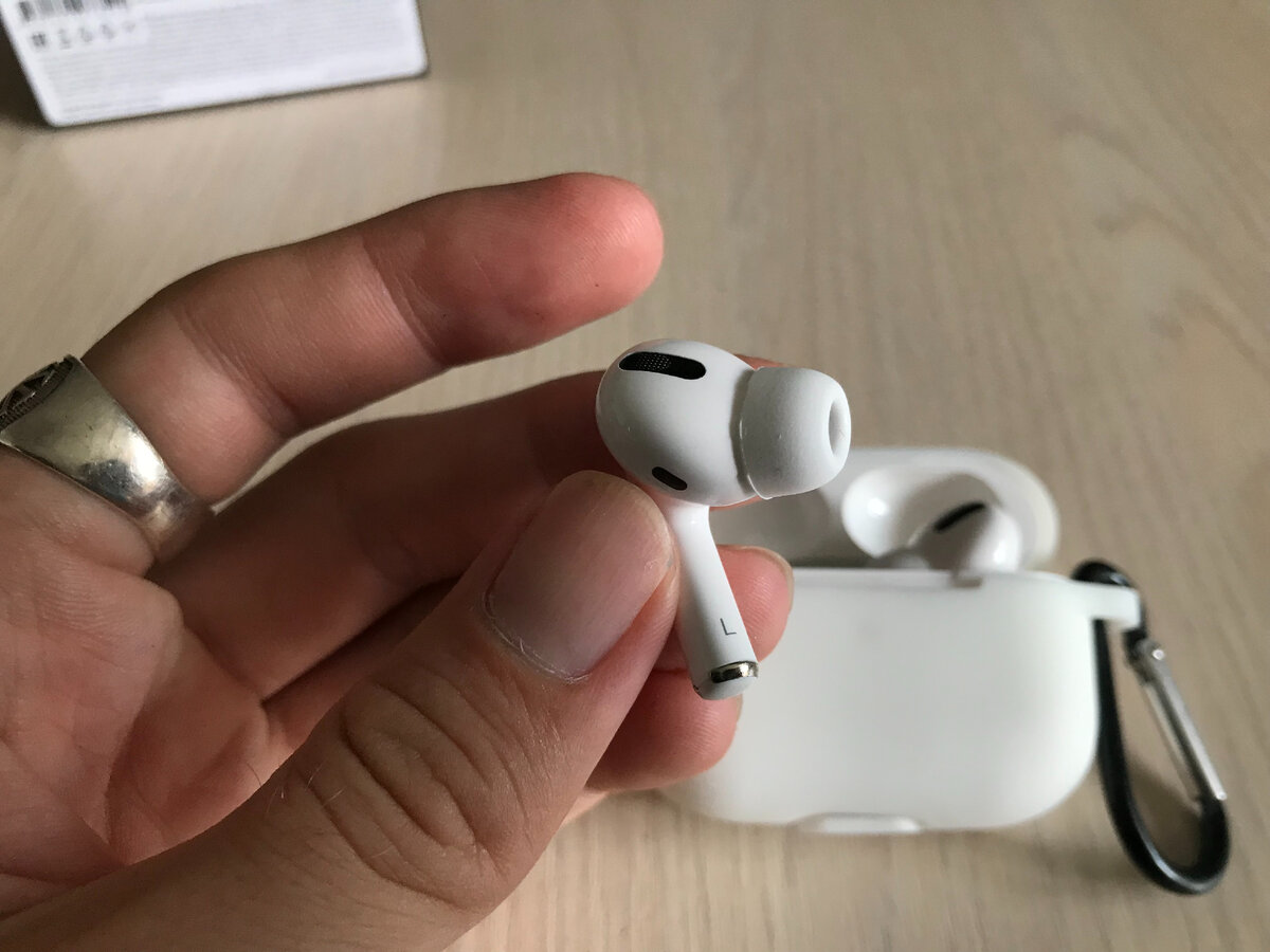 DEPPA Air Pro. Левый наушник на фоне кейса