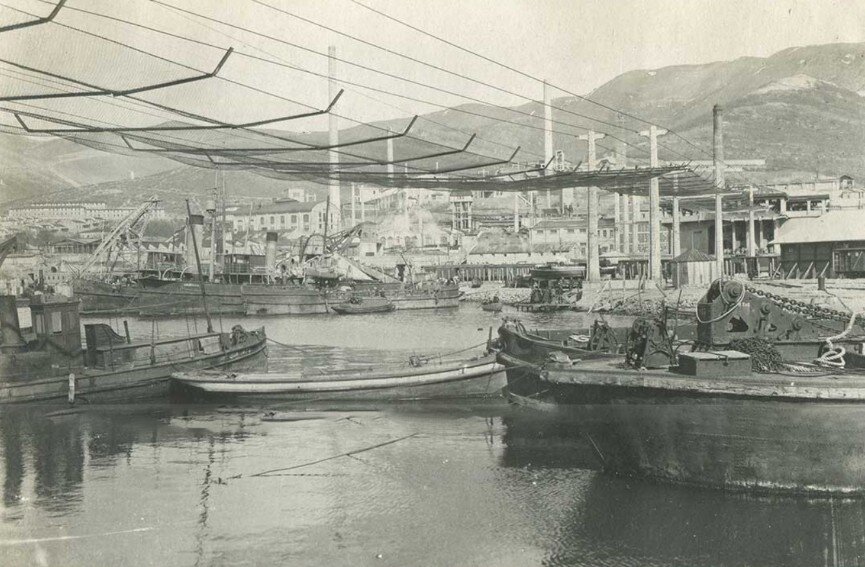 Новороссийск, Цемзавод, порт 1920 г, историческое фото с сайта: https://humus.livejournal.com/