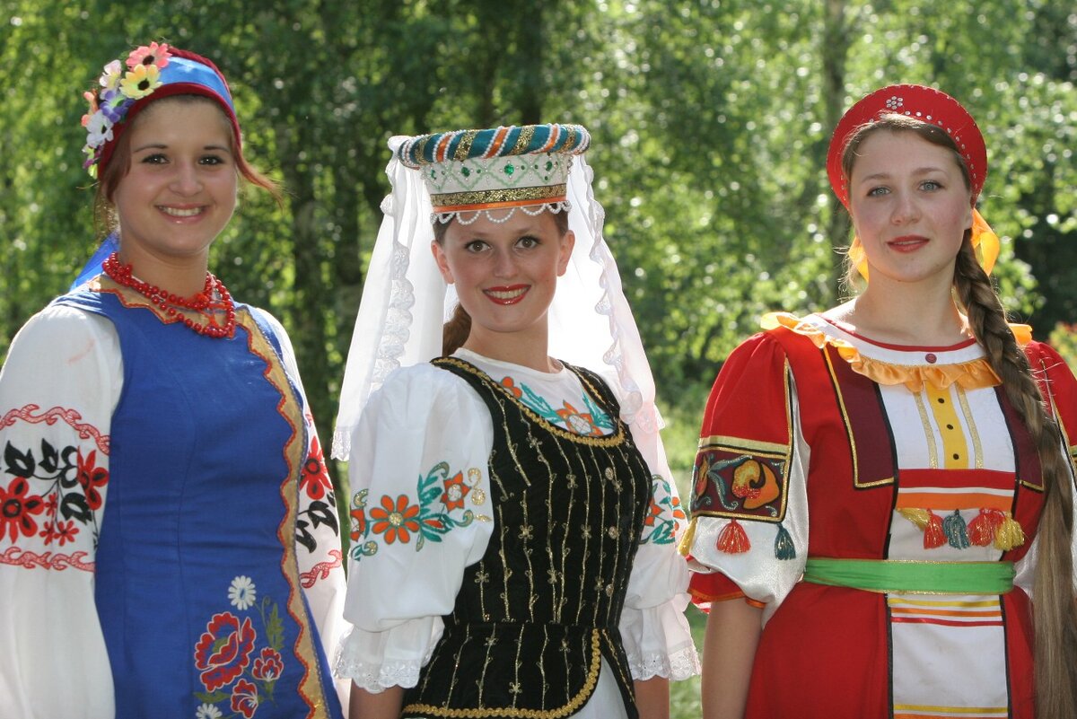 Белорус и русский в национальных костюмах