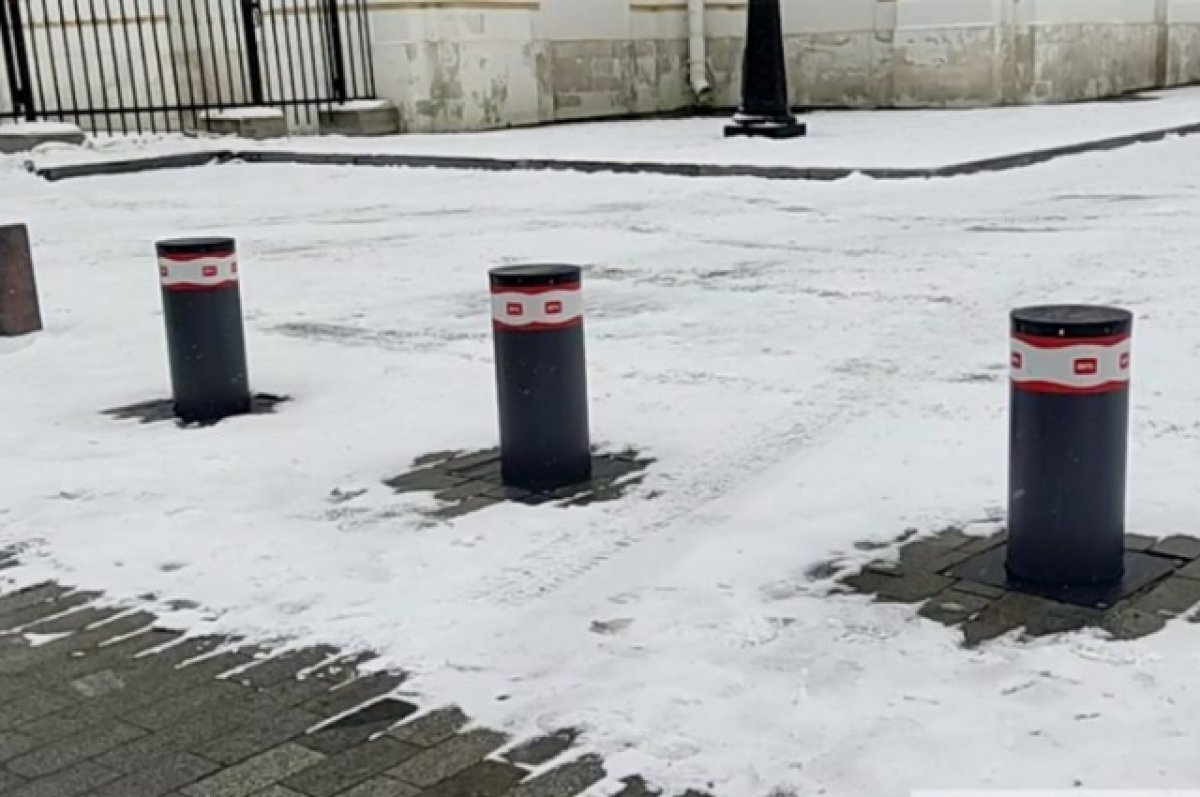    В Твери на площади установили блокирующие проезд транспорта столбы