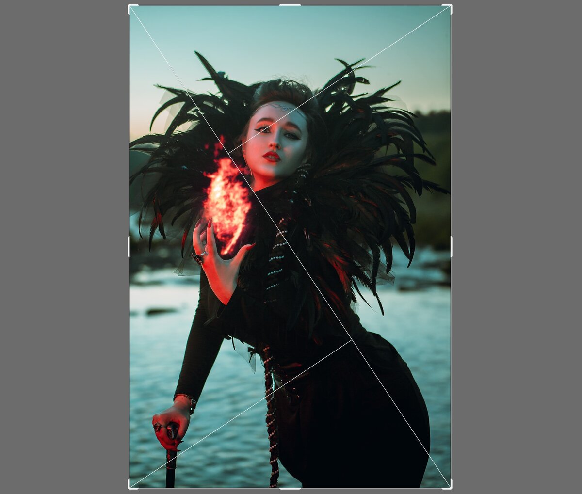    Золотой треугольник — это диагональ, разделяющая кадр на два треугольника. Кроме того, из вершин каждого из треугольников проводят линии, которые соприкасаются с главной диагональю под углом 90 градусов. На главной диагонали расположено тело, на линии, идущей из угла — лицо модели / Иллюстрация: Елизавета Чечевица, Фотосклад.Эксперт