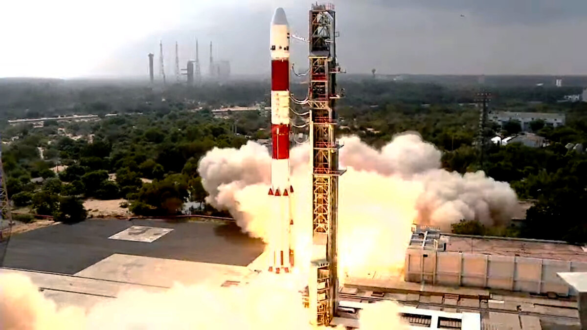 Момент пуска ракеты-носителя "PSLV" утром 26 ноября 2022 года. кадр из открытых источников