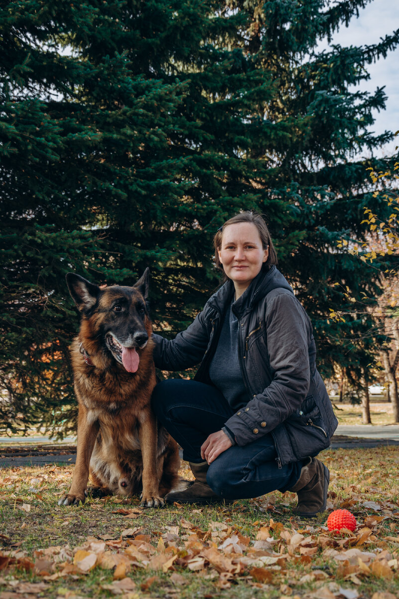 Осень 2021 года, гуляем с Эрихом в парке. Фото Софьи Боярских. 