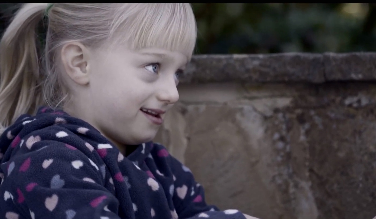 Либби во время занятий с тьютором