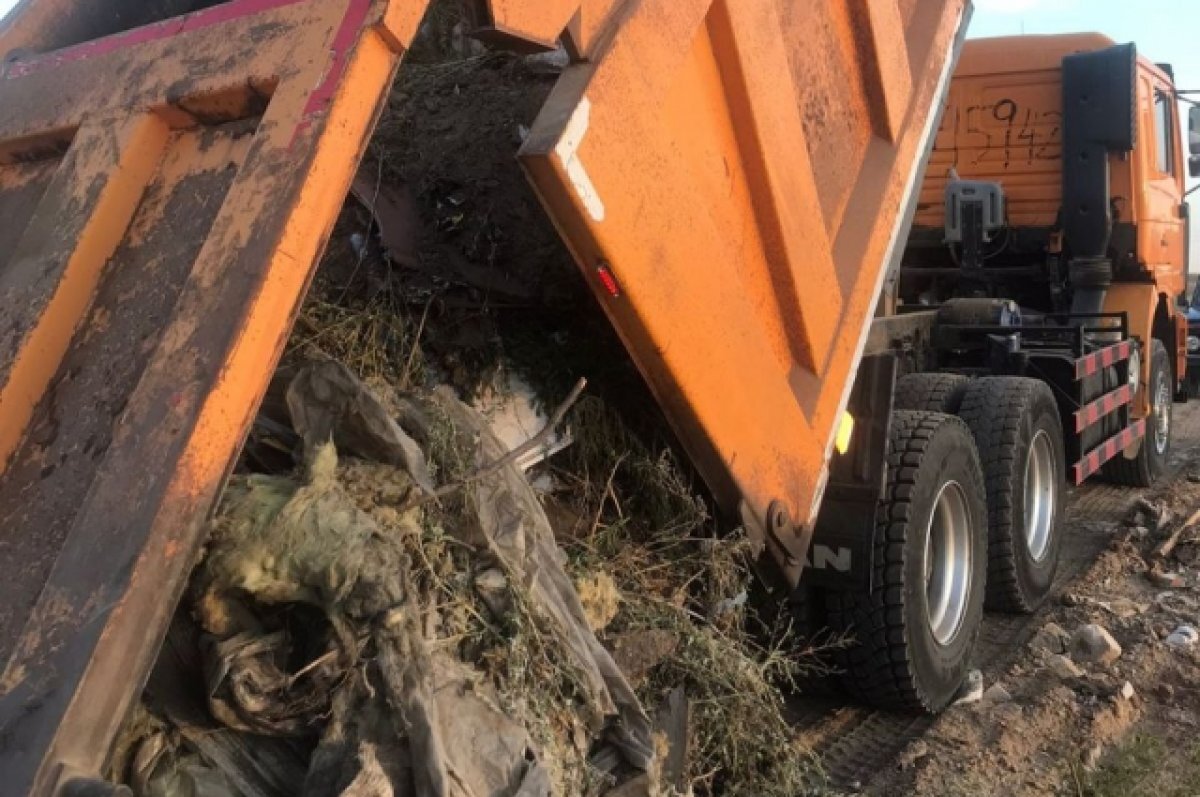    Под Астраханью водитель грузовик сбрасывал отходы на почву
