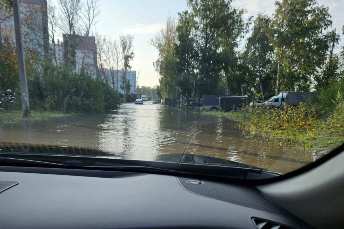    ЖК в Челябинске затопило из-за отсутствия ливнёвок и незаконной стоянки