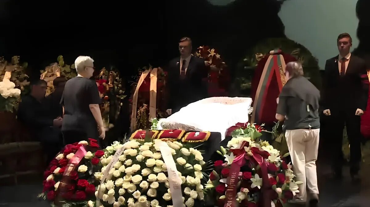Траурное ложе покойной актрисы утопало в цветах. Фото: кадр из видео