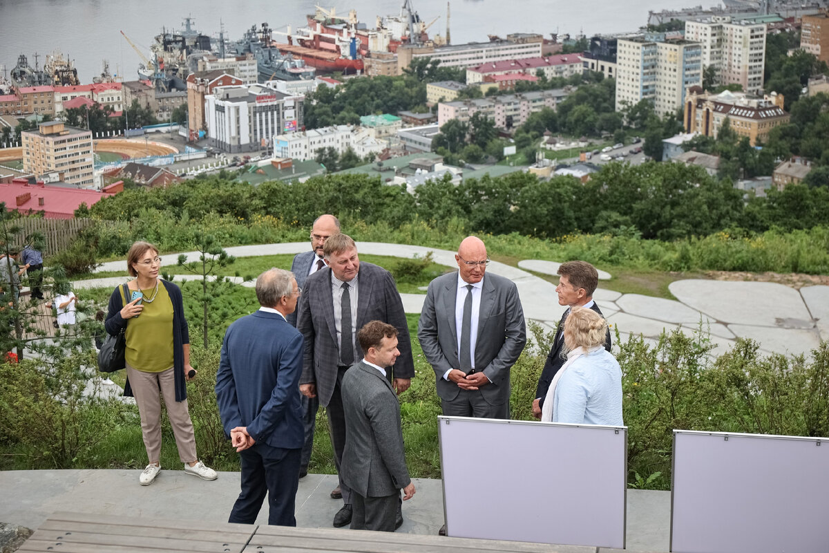 Дмитрий Чернышенко провел встречу с губернатором Приморского края Олегом Кожемяко. Олег Кожемяко доложил вице-премьеру о комплексном развитии туризма в Приморском крае. На развитие туриндустрии регион получил более 500 млн рублей из федерального бюджета. Средства пойдут на развитие инфраструктуры; проведение событийных мероприятий; создание туркода Приморья. Ожидается, что регион в этом году посетят до 3,5 млн. туристов. Некоторые из моих знакомых уже. Я пока собираюсь!