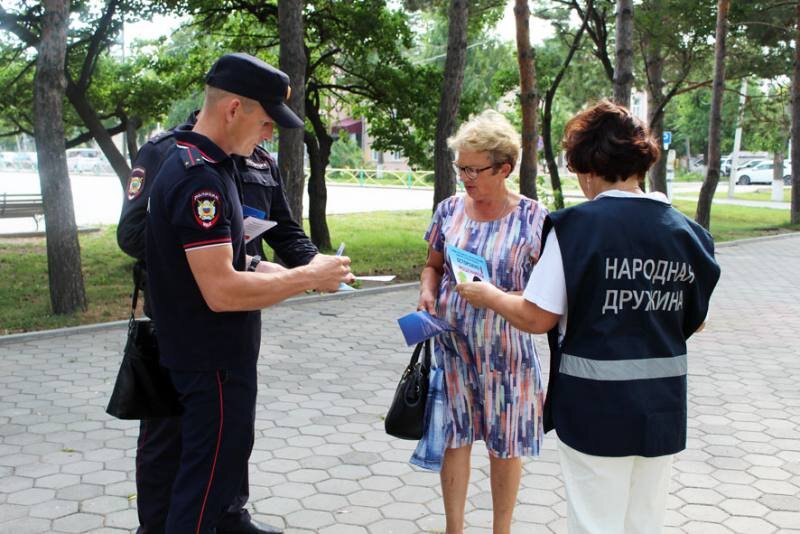 Проверка документов. Фото от тлг-канала "Полиция Приморья".