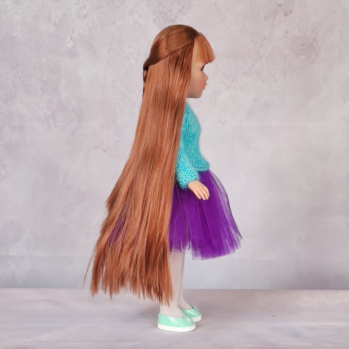 У Барбары длинные рыжие прямые волосы