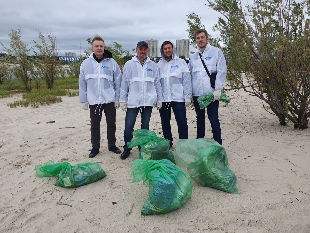    Энергетики очистили от мусора берег Сургутского водохранилища
