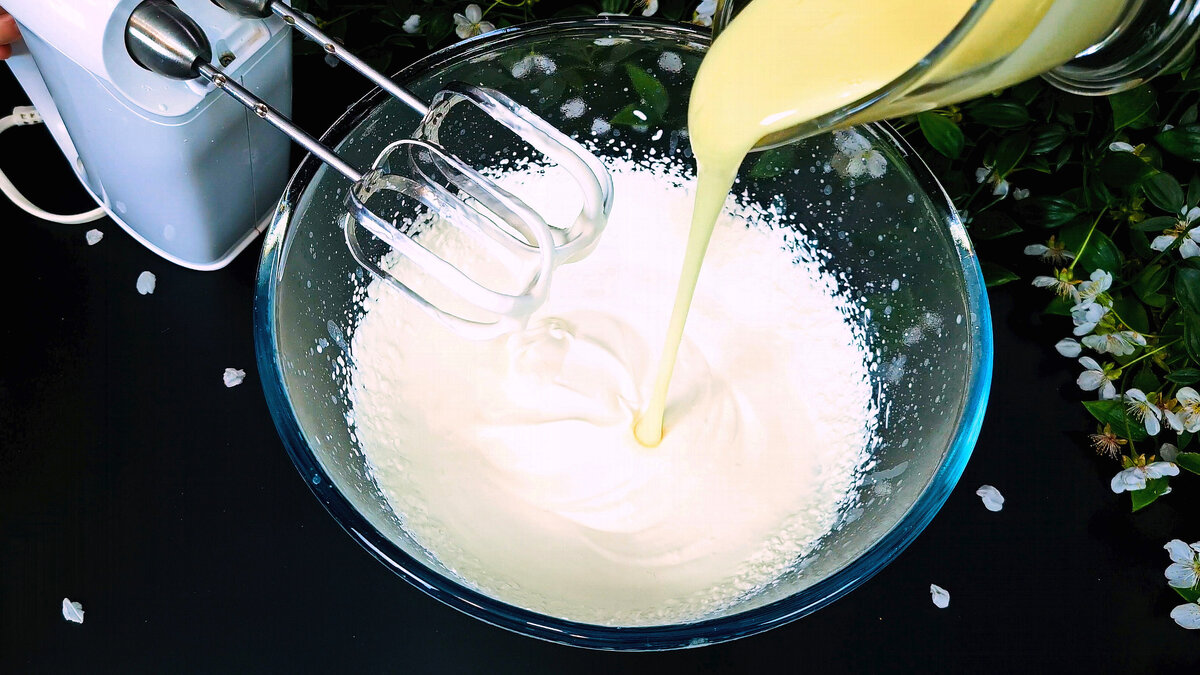 Добавить сгущенное молоко в сливки.