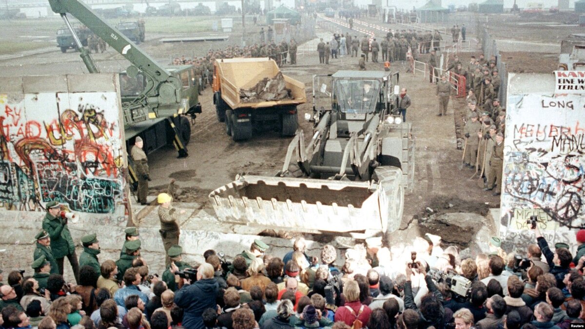 Снос Берлинской стены. Потсдамер-плац, 12 ноября 1989 года. 