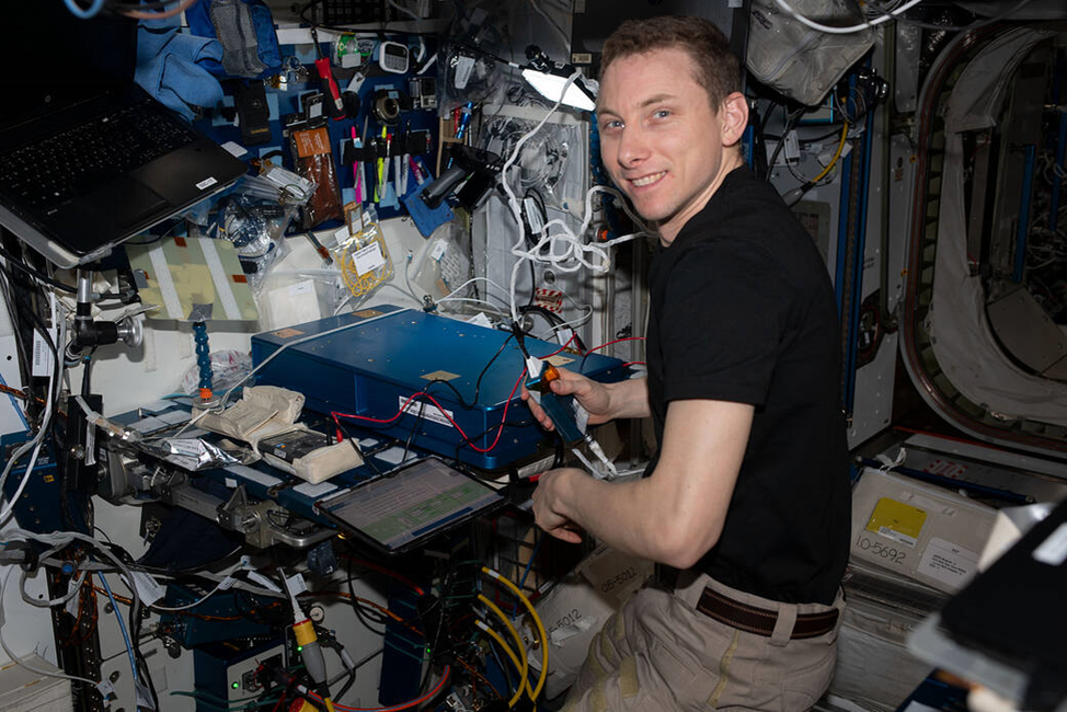 Уоррен Хобург ремонтирует блоки силового нагружателя ARED. Фото: nasa.blog.com