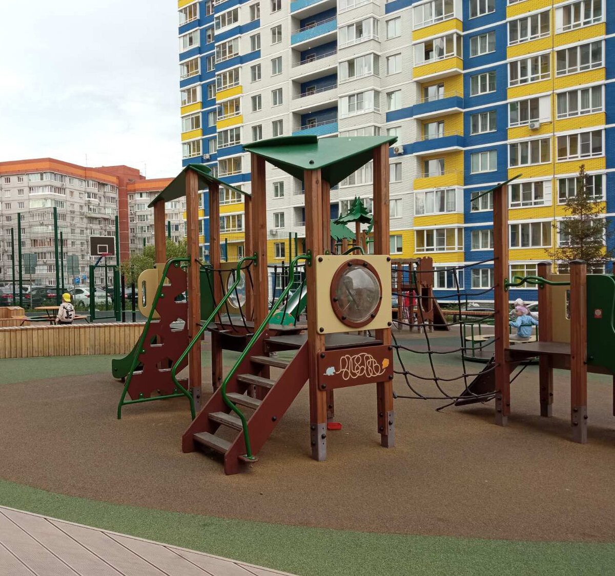 сын в жёлтой кепке. и та девочка в розовой повязке