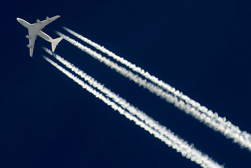 Почему после самолета остается полоса. Белый след от самолета. Полосы от самолета на небе. Инверсионный след airbus a340. Полоса от самолета.