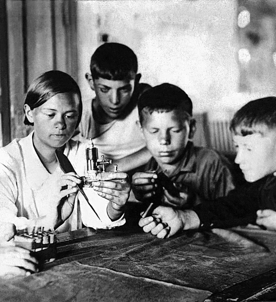 Пионеры за изучением бензинового моторчика, 1930-е годы. Государственный исторический музей Южного Урала / russianphoto.ru
