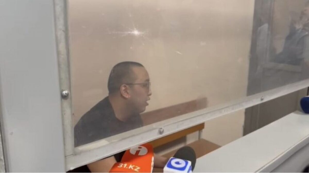    Фото: otyrar.kz Август Макаров