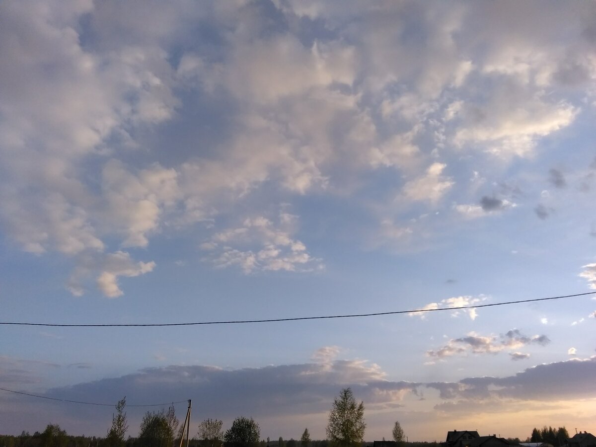 Сегодняшнее красивое небо, фото с моей недоделанной террасы:)