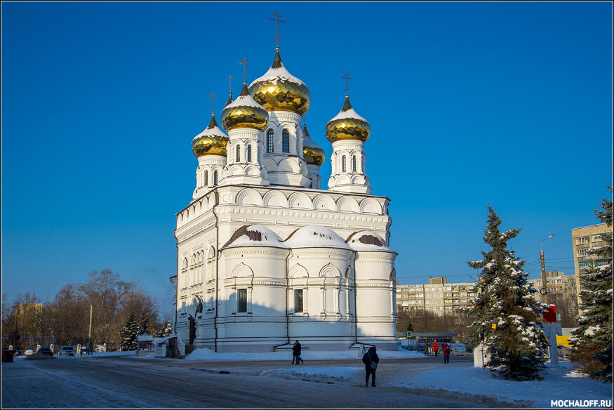 Прямо на привокзальной площади находится Собор Александра Невского. Освященный в 2017 году, этот собор возведен на месте закрытого в 1929 г. и полностью разрушенного в 1983 г. храма конца XIX века.