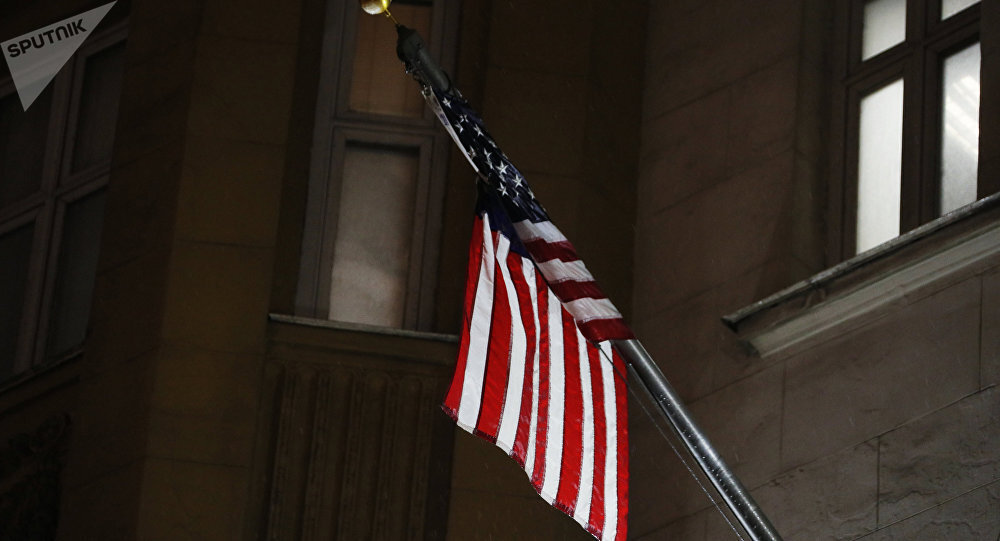 В лондоне приспустили флаги. Приспущенный флаг США. Американский флаг посол. Кремль флаг США. Спуск флага США.