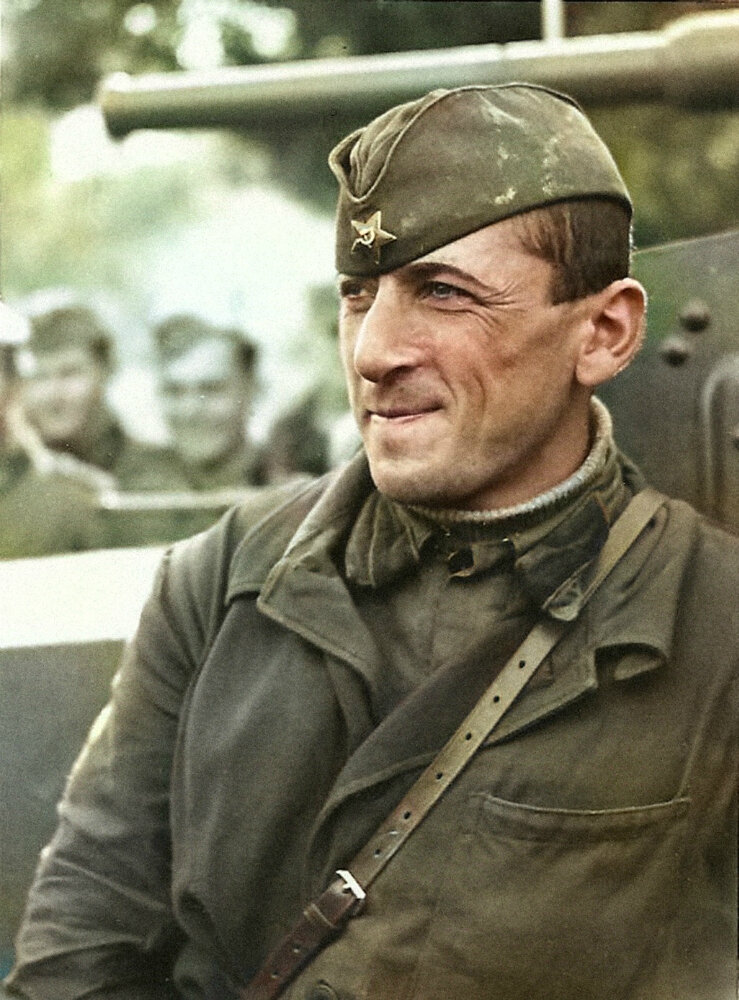 Портрет красноармейца из экипажа бронеавтомобиля БА-10 в городе Перемышль. 1939 г.