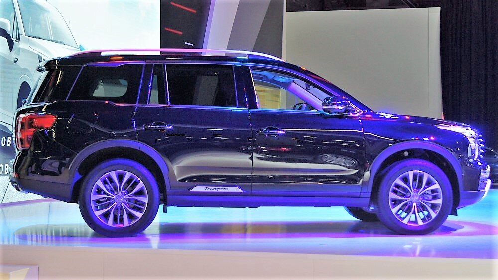 У GAC GS8 название Trumpchi заметно даже на боковой части кузова. Фото автора.