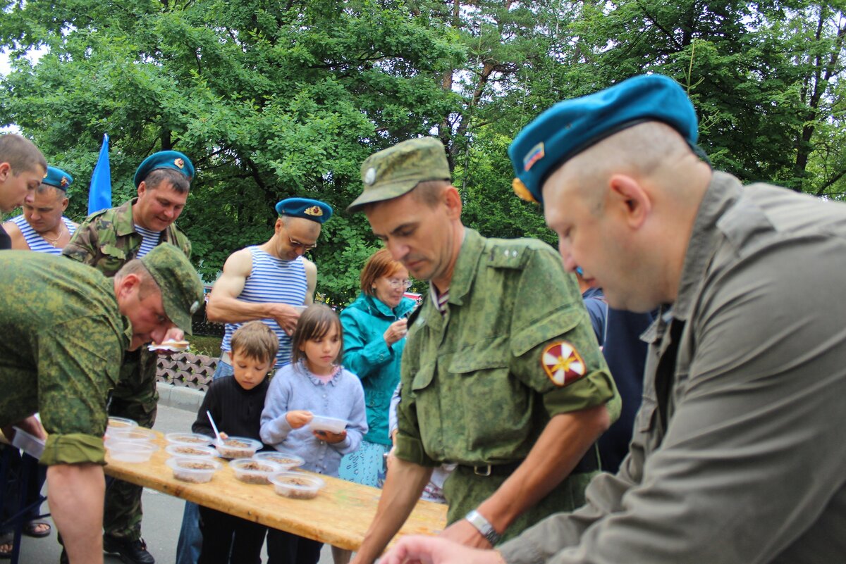 На фото: Дай побольше кусок мне..