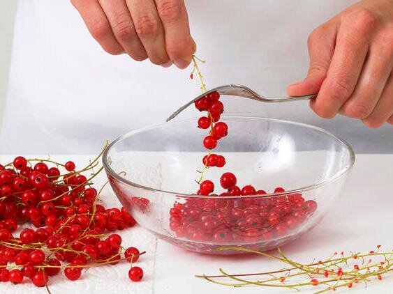 отделение ягод красной смородины