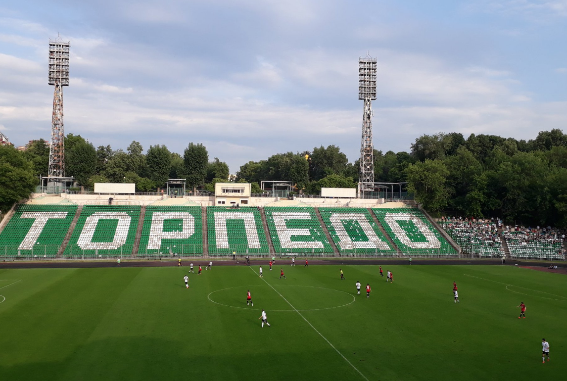 На закрытой для посещения Западной трибуне поставили только главную камеру трансляции... Фото Артема Локалова.