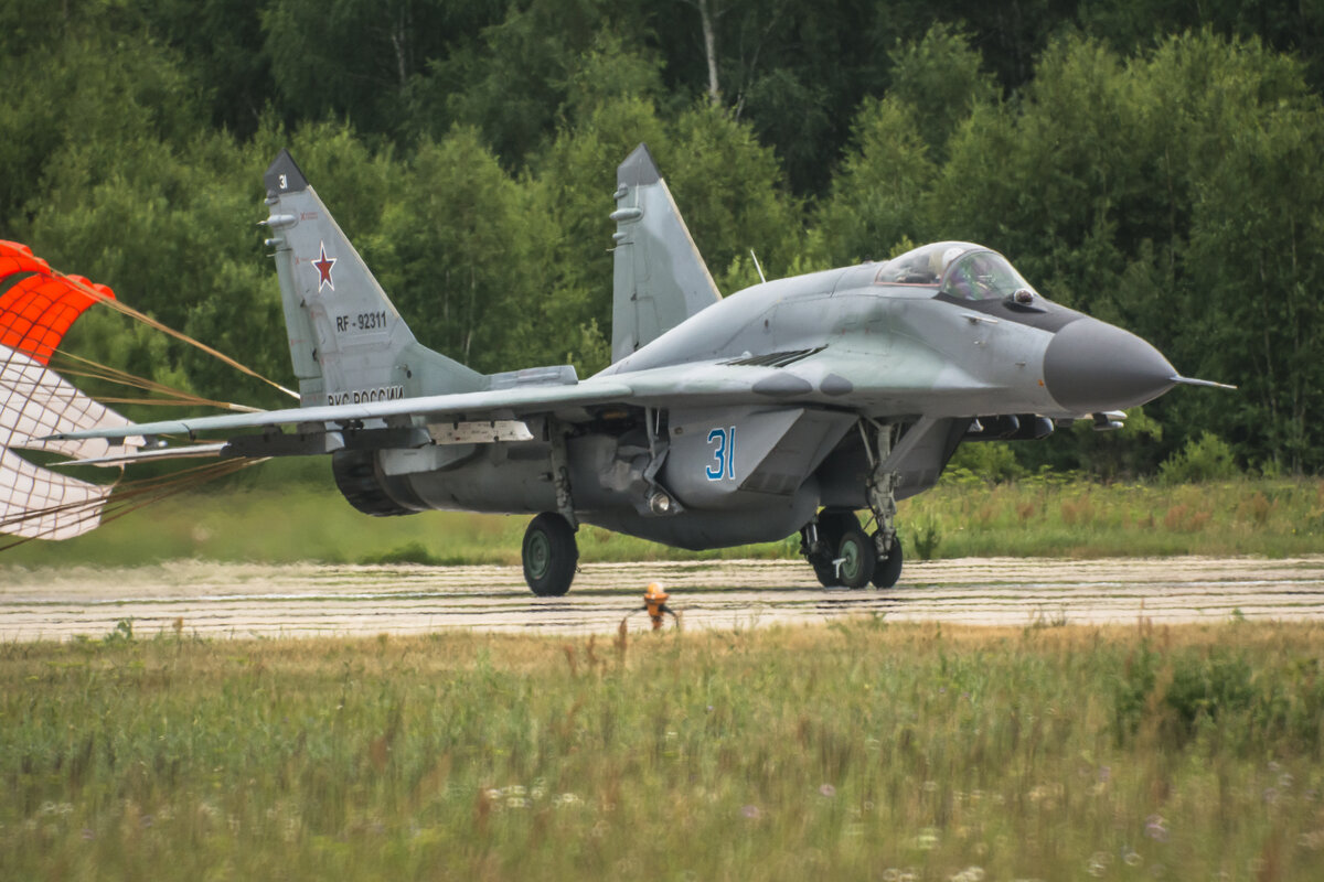 Посадка МиГ-29СМТ. Уродливый самолёт, да?)