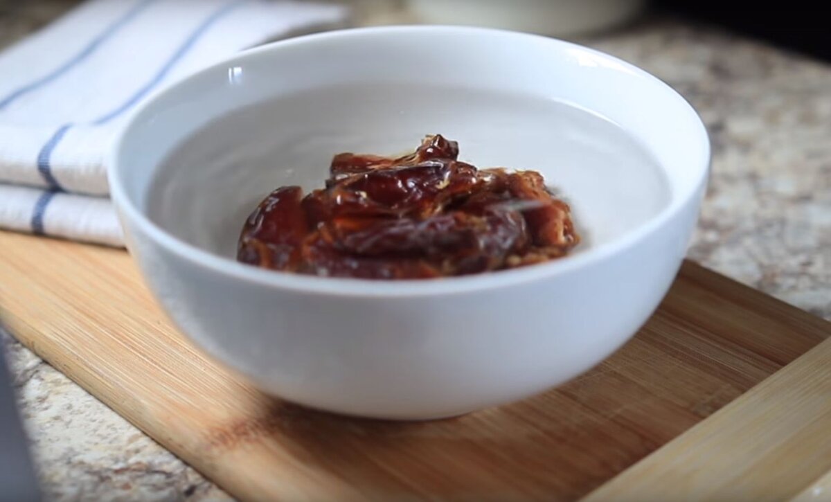 Замочите финики предварительно на 2-3 минуты. При добавлении воду слейте