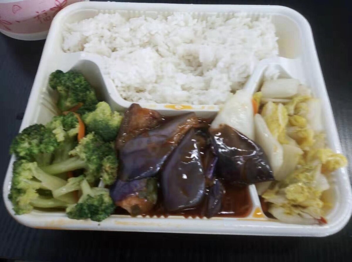 Это я заказывала на обед в офисе. Рис, броколли, баклажаны, пекинская капуста