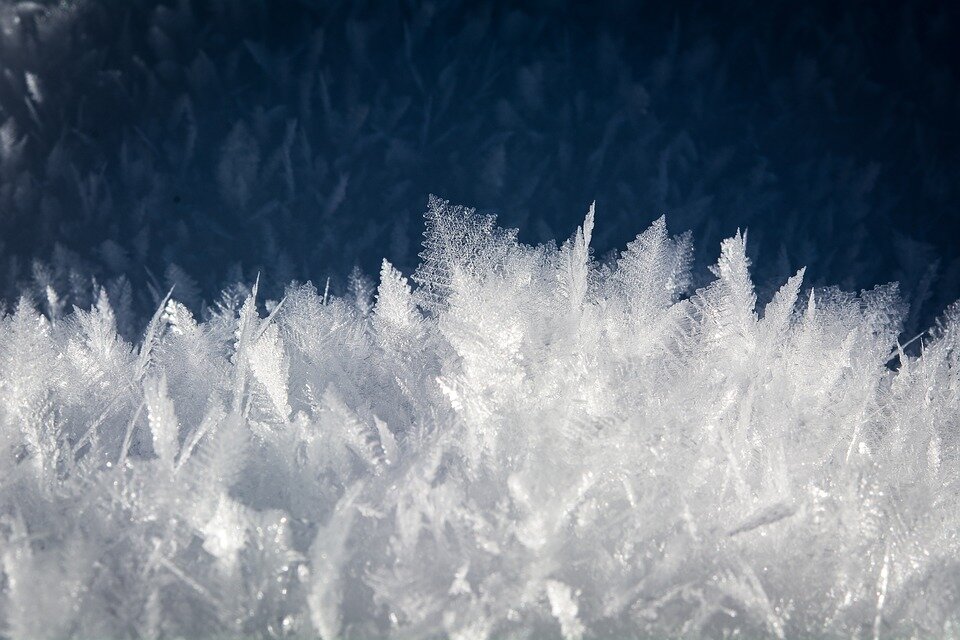https://cdn.pixabay.com/photo/2017/01/21/13/57/ice-1997288_960_720.jpg